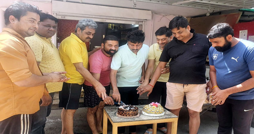 कहीं हुआ हवन, तो कहीं कटा केक, गाजियाबाद में कुछ इस तरह मनाया गया सीएम योगी का जन्मदिन कहीं हुआ हवन, तो कहीं कटा केक, गाजियाबाद में कुछ इस तरह मनाया गया सीएम योगी का जन्मदिन